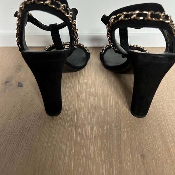 Timeless Chanel Black Suede Sandals with Golden Chain - Picture 7 of 9